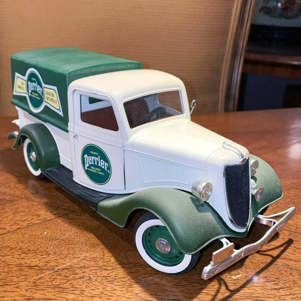 Solido Ford V8 Pick Up 1936 Perrier Graphics Model Truck 1/19 Scale